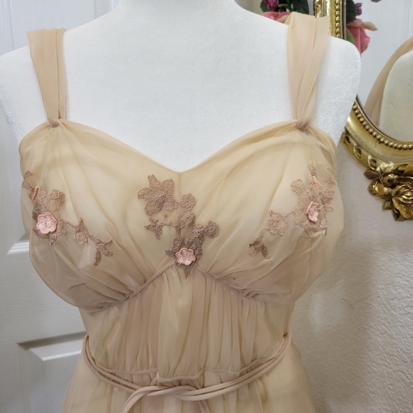 Vintage Lingerie - Picture 3 of 16